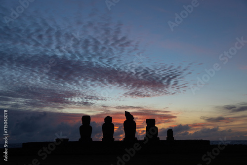 Atardecer con los moais de Tahai, Rapa Nui, Isla de Pascua, Chile