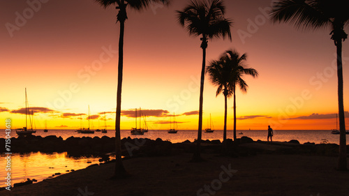 Plage de la Pointe du Bout aux Trois-ilets à La Martinique au coucher du soleil, mer des Caraïbes, Antilles Françaises.	