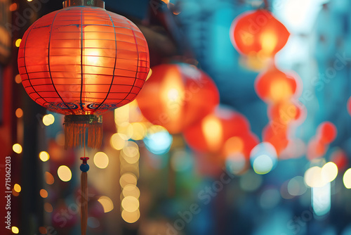 Chinesisches Stadtzauber: Hintergrund mit leuchtenden Lampions in den Straßen von China Town, eingefangen im städtischen Bokeh der Nacht.
