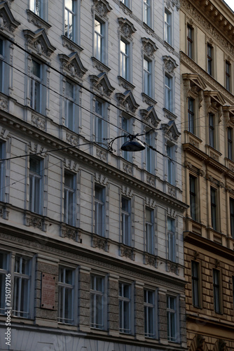Building in the downtown of Vienna, Austria © Laiotz