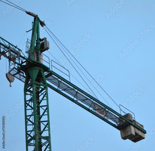 grúa de construcción verde con cielo azul   photo