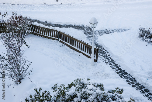 Photos schmaler, vom Schnee befreiter Pfad, auf der Strasse
