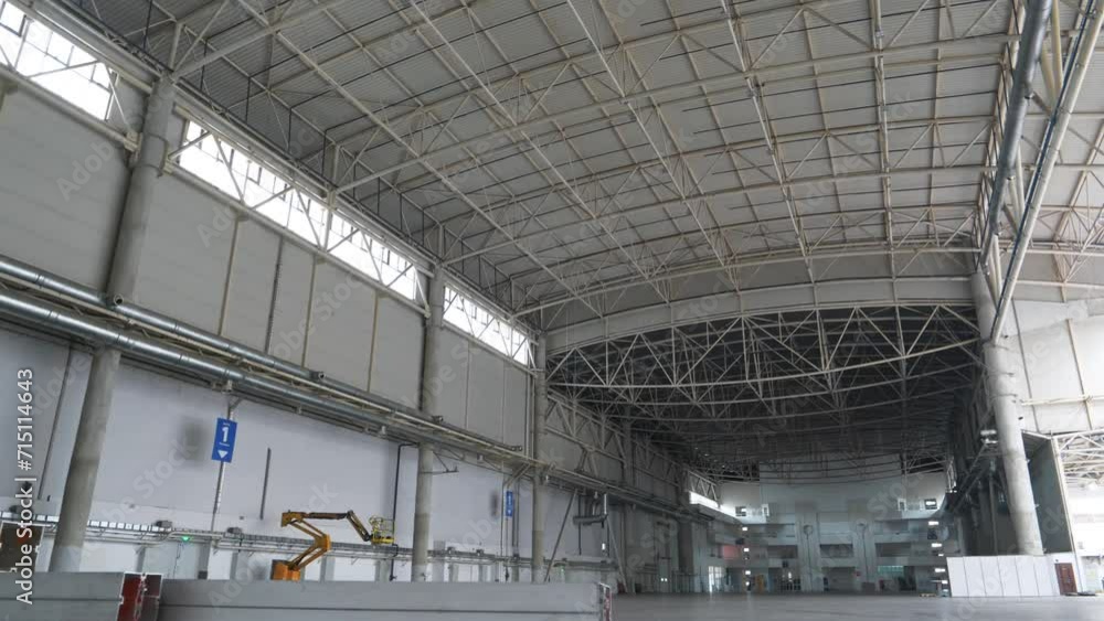 Large empty warehouse, huge premise Large empty warehouse, huge premise