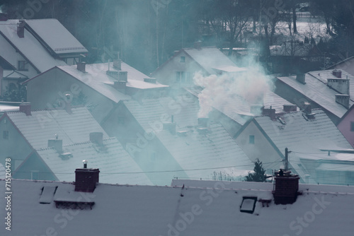 Dym z komina domu photo
