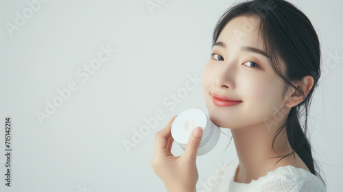 Asian beauty using cosmetics