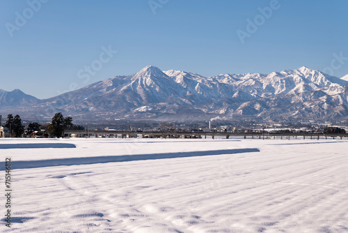 真冬の雪に覆われた頚城山塊