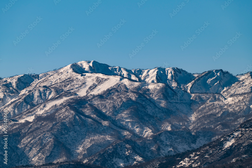 Fototapeta premium 残雪期の北大雪の残雪が残る初夏の山の風景