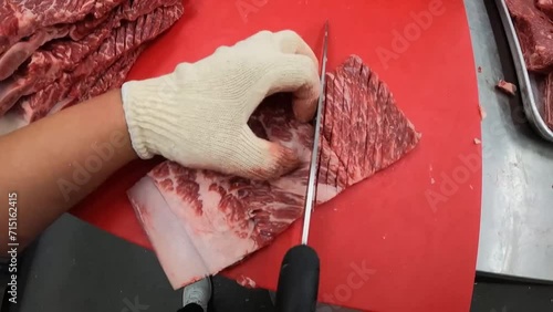 소고기 대왕갈비를 포를 뜨며 칼집을 내며 손질하는 전문가의 칼질 기술