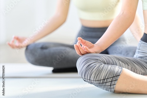 瞑想する2人の女性の手元 © mapo