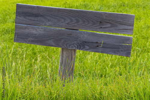 Pancarte bois sans marquage dans la prairie photo