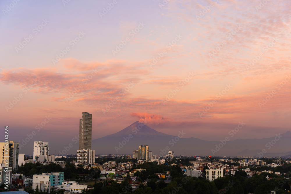 Fumarola rosa sobre el volcán Popocatépetl desde la ciudad de Puebla