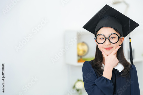 Konstfotografi 博士の衣装を着た女の子