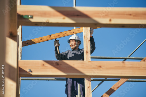 働くシニア男性の大工さん photo