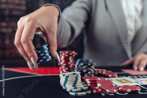 Quadro su tela female player plays poker and takes chips to raise the bet
