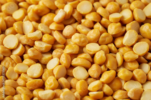 Foto close up split bengal gram or chana dal food background texture