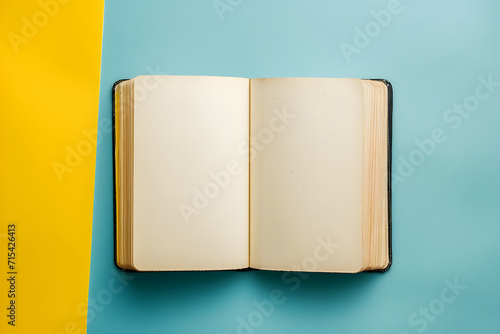 Kreativer Beginn: Aufgeschlagenes, leeres Notizbuch bereit für persönliche Gedanken und künstlerische Ideen, perfekt für inspirierende Schreibvorbereitungen photo