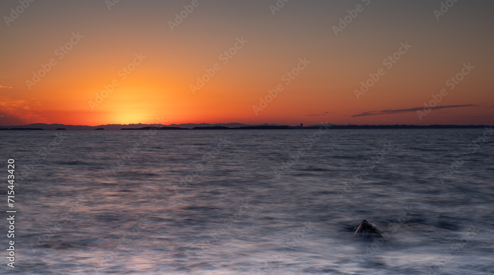 夕陽が沈む海岸