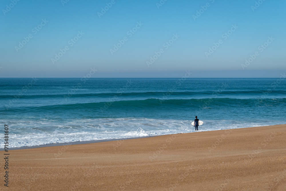 Preparação intensa: Surfista pronto para domar as ondas da praia