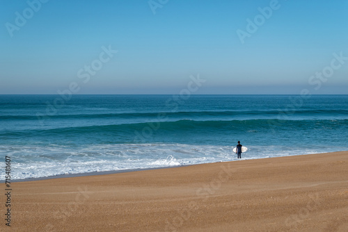 Preparação intensa: Surfista pronto para domar as ondas da praia photo