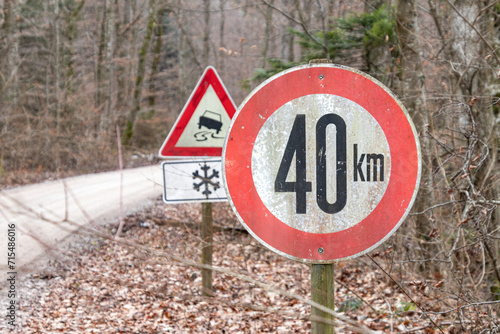 Verkehrszeichen kennzeichnet Tempolimit von 40 km/h wegen Schleudergefahr