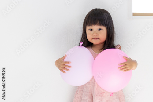 風船で遊ぶ笑顔の女の子（3歳、日本人）
