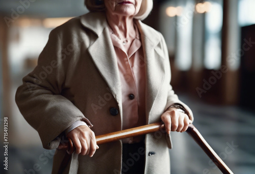 Il sostegno per la vecchiaia, donna anziana aggrappata ad un sostegno che le permette di camminare photo