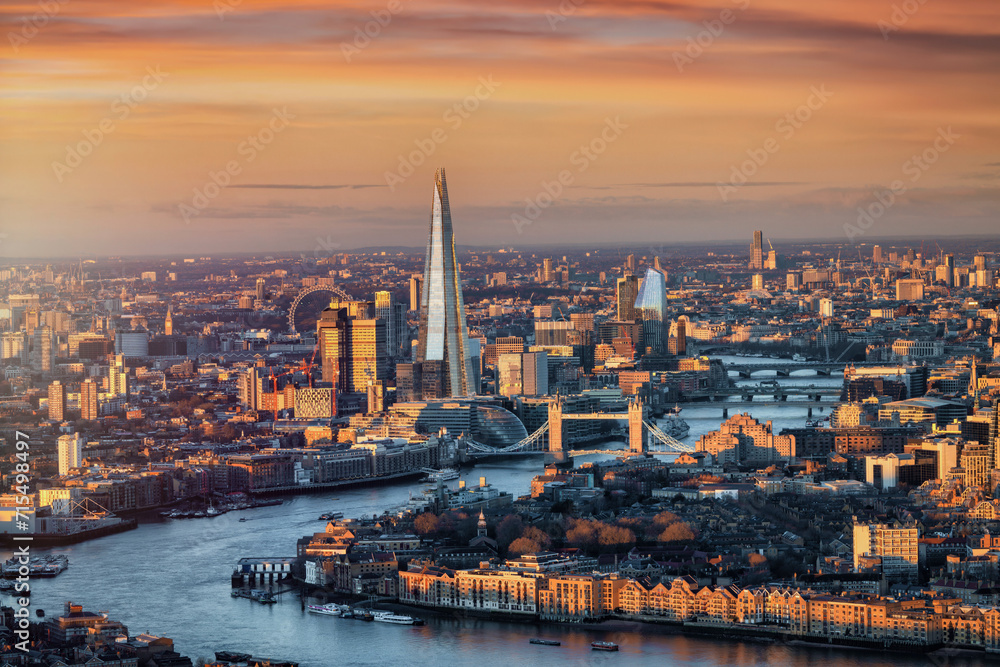 Obraz na płótnie Panoramic sunrise view of the London skyline with Tower Bridge and river Thames in soft sunlight, England w salonie
