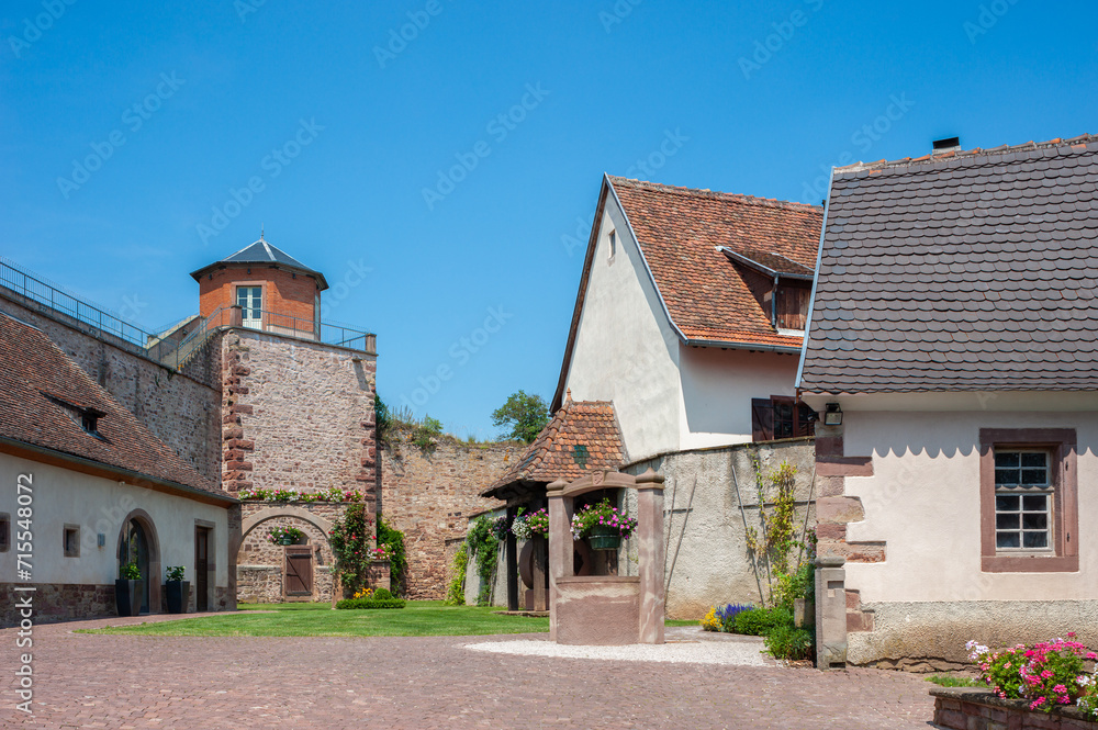 Historische Gemeindekelter und ehemalige Stadtmauer in Westhoffen. Department Bas-Rhin in der Region Elsass in Frankreich
