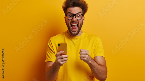 Homem usando um aplicativo de apostas comemorando a vitoria photo