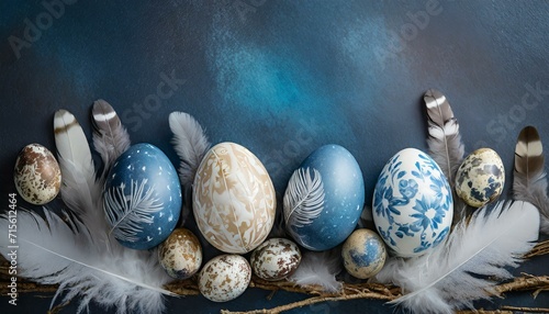 Wielkanocne tło z białymi i niebieskimi pisankami i piórami photo