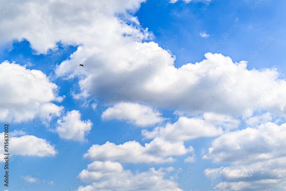 Naklejka premium White clouds in a bright blue sky. The beauty of the nature 