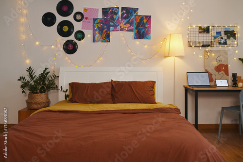 Obraz na płótnie Decorated bedroom of teenager with string lights, placards and vinyl records on