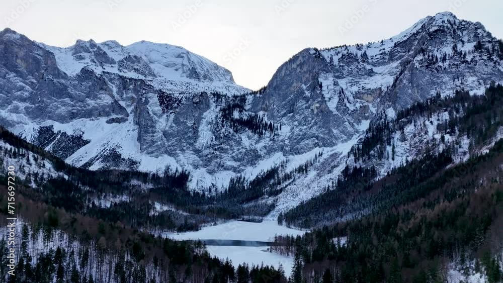 Drohnenflug über dem See in den Bergen in schöner Landschaft im Winter im Salzkammergut Drohnenflug über dem See in den Bergen in schöner Landschaft im Winter im Salzkammergut