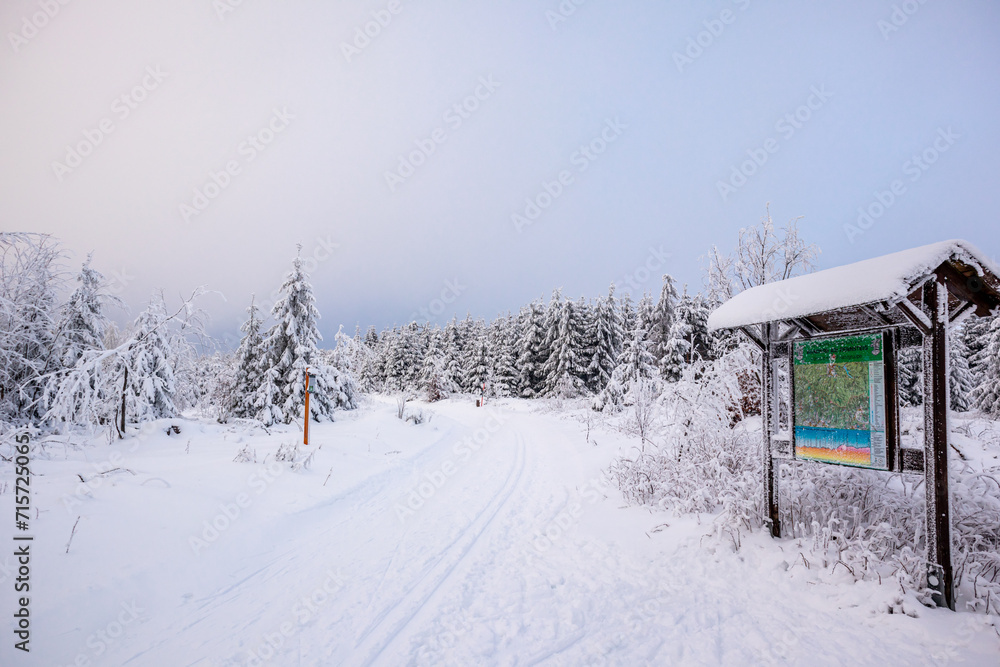 Langlaufrunde bei bestem Kaiserwetter im verschneiten Thüringer Wald bei Floh-Seligenthal - Thüringen - Deutschland Langlaufrunde bei bestem Kaiserwetter im verschneiten Thüringer Wald bei Floh-Seligenthal - Thüringen - Deutschland