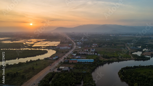 Photo en drone du couché de soleil sur Kampot et le mont Bokor, Cambodge.
