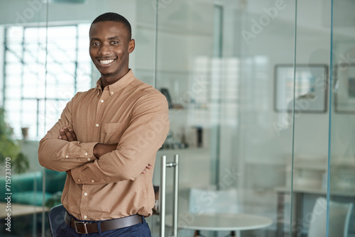 Cuadro en lienzo Smiling African businessman standing with his arms crossed in an office
