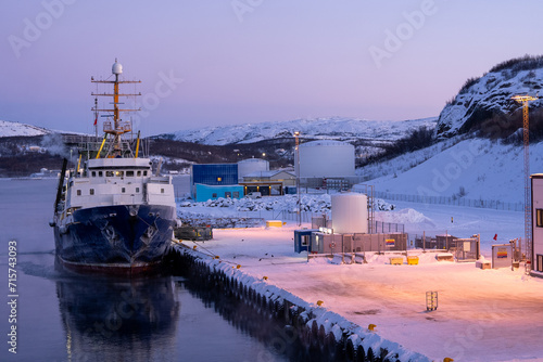 Barco reposta combustible en el puerto de Kirkenes en el norte de Noruega