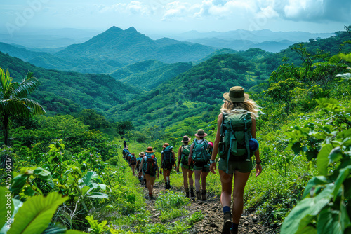 Viajeros aventureros haciendo ruta de senderismo en un paisaje natural natural  turismo sostenible