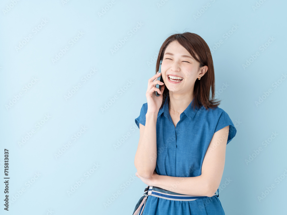 女性・スマートフォン・ブルーバック 女性・スマートフォン・ブルーバック