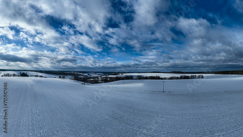 Winterlandschaft mit Schneebedeckten Feldern