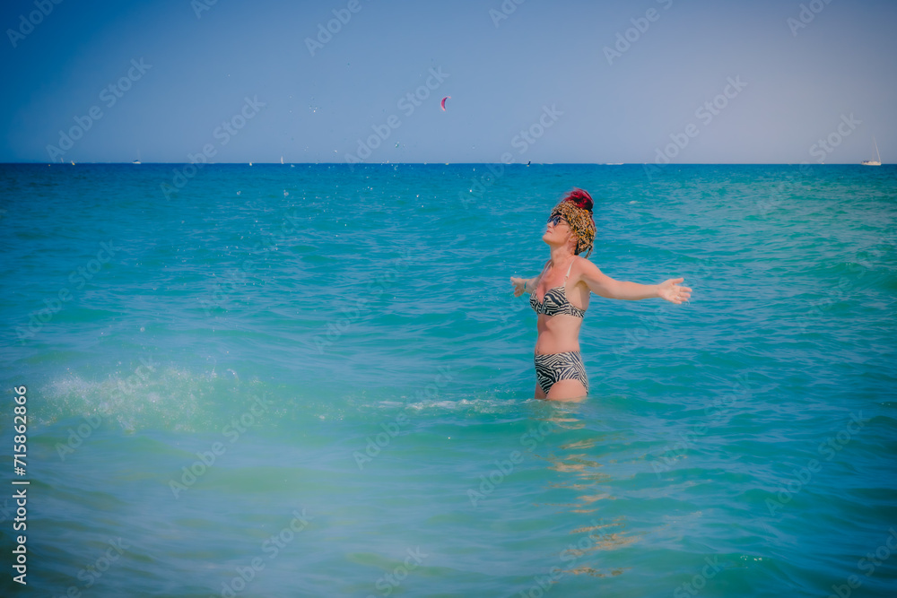 Femme au bord de la mer bleue