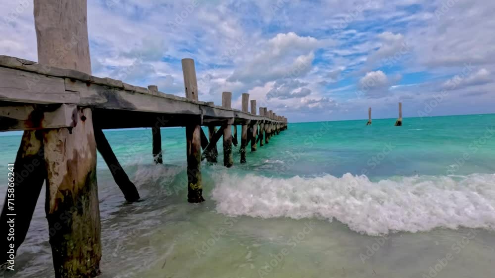 Muelle sobre el mar caribe con agua turquesa Muelle sobre el mar caribe con agua turquesa