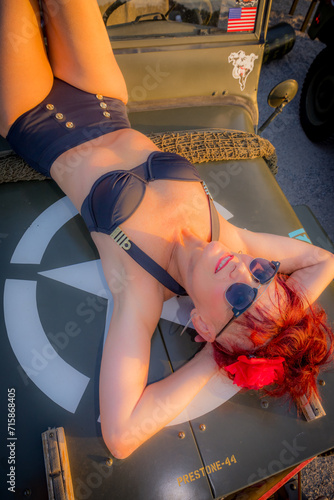 Pin-up Américaine et Jeep Willys US photo