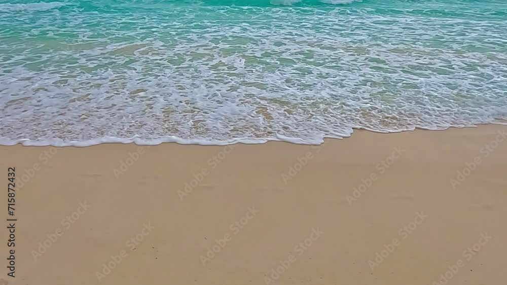 Oleaje del mar caribe cubriendo la arena Oleaje del mar caribe cubriendo la arena