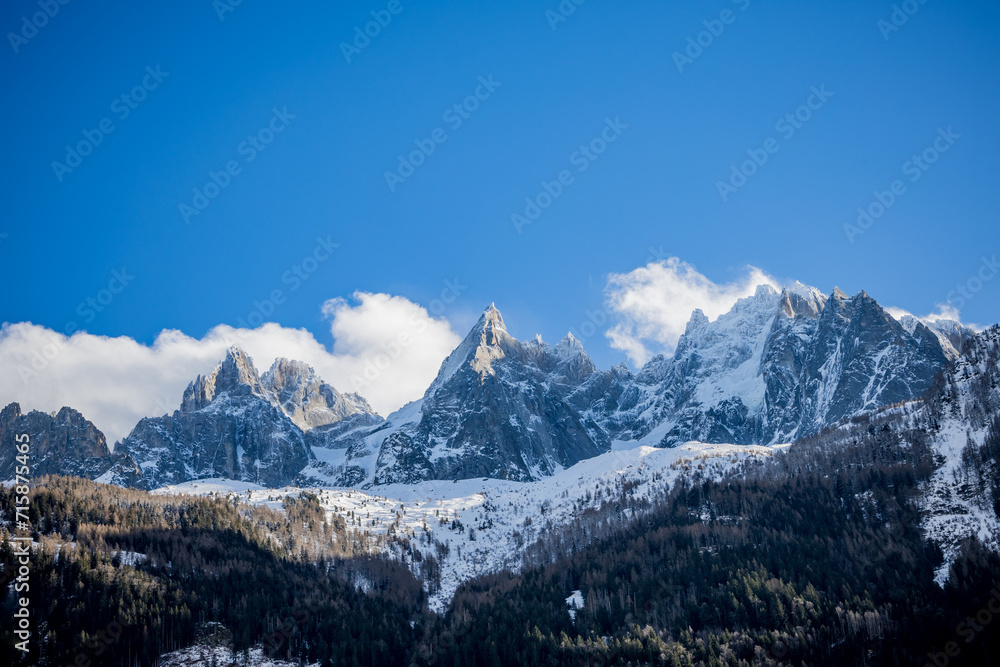 Montagnes enneigées autour de Chamonix Mont-Blanc