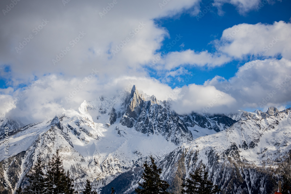 Vue sur les montagnes enneigées des Alpes Mont-Blanc depuis le Planpraz