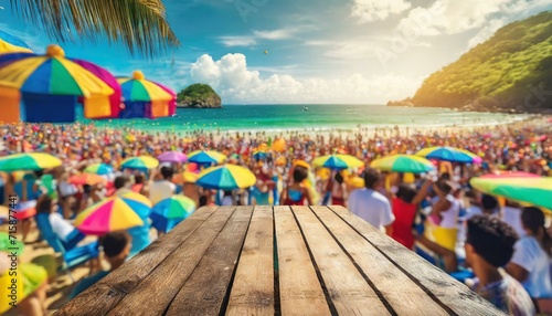 base de madeira vazio em frente a uma praia lotada e colorida, festa de carnaval photo