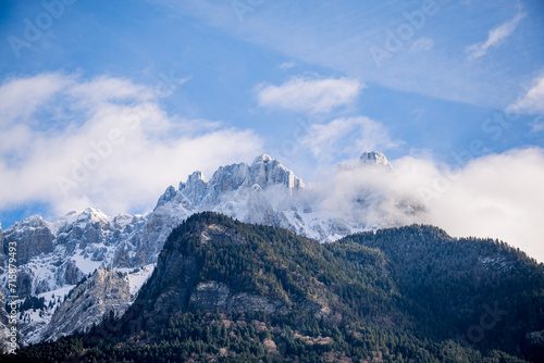 Panorama sur les montagnes enneigées des Alpes Mont-Blanc 