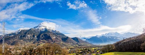 Fototapeta Naklejka Na Ścianę i Meble -  Panorama sur les montagnes enneigées des Alpes Mont-Blanc 