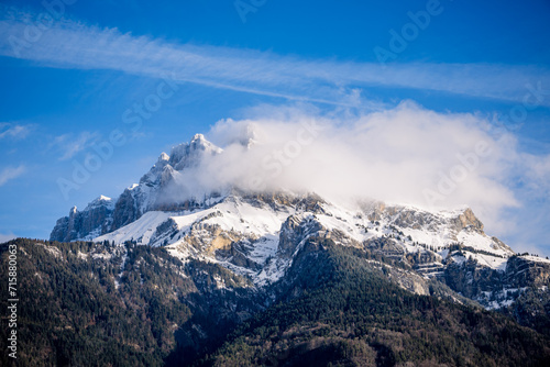 Vue sur les montagnes enneigées des Alpes Mont-Blanc 